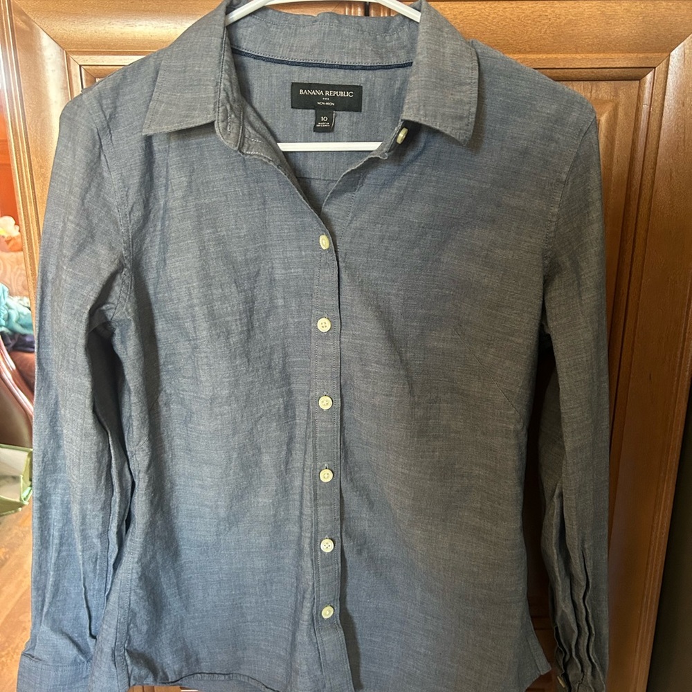 Banana Republic Women’s Blue Long-Sleeve Button-Down Shirt